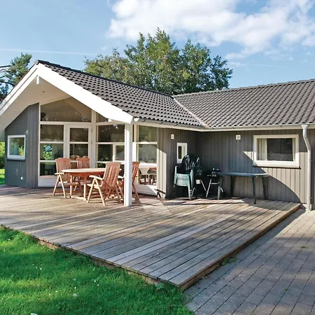 3 Bedroom Awesome In Holiday home *